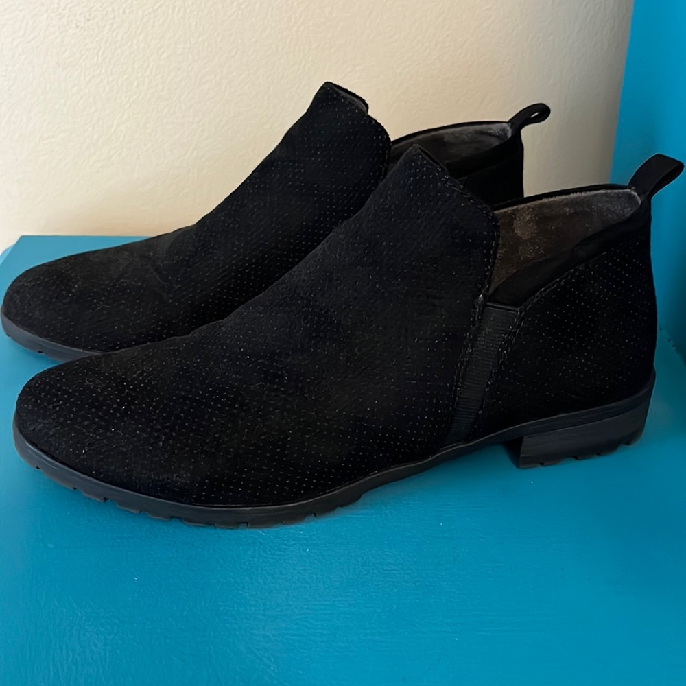 Dr. Scholls black loafer/bootie, dotted suede material, size 8.5